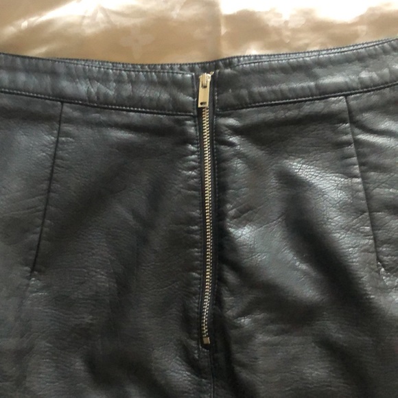 Zara basic leather mini skirt - Picture 3 of 4